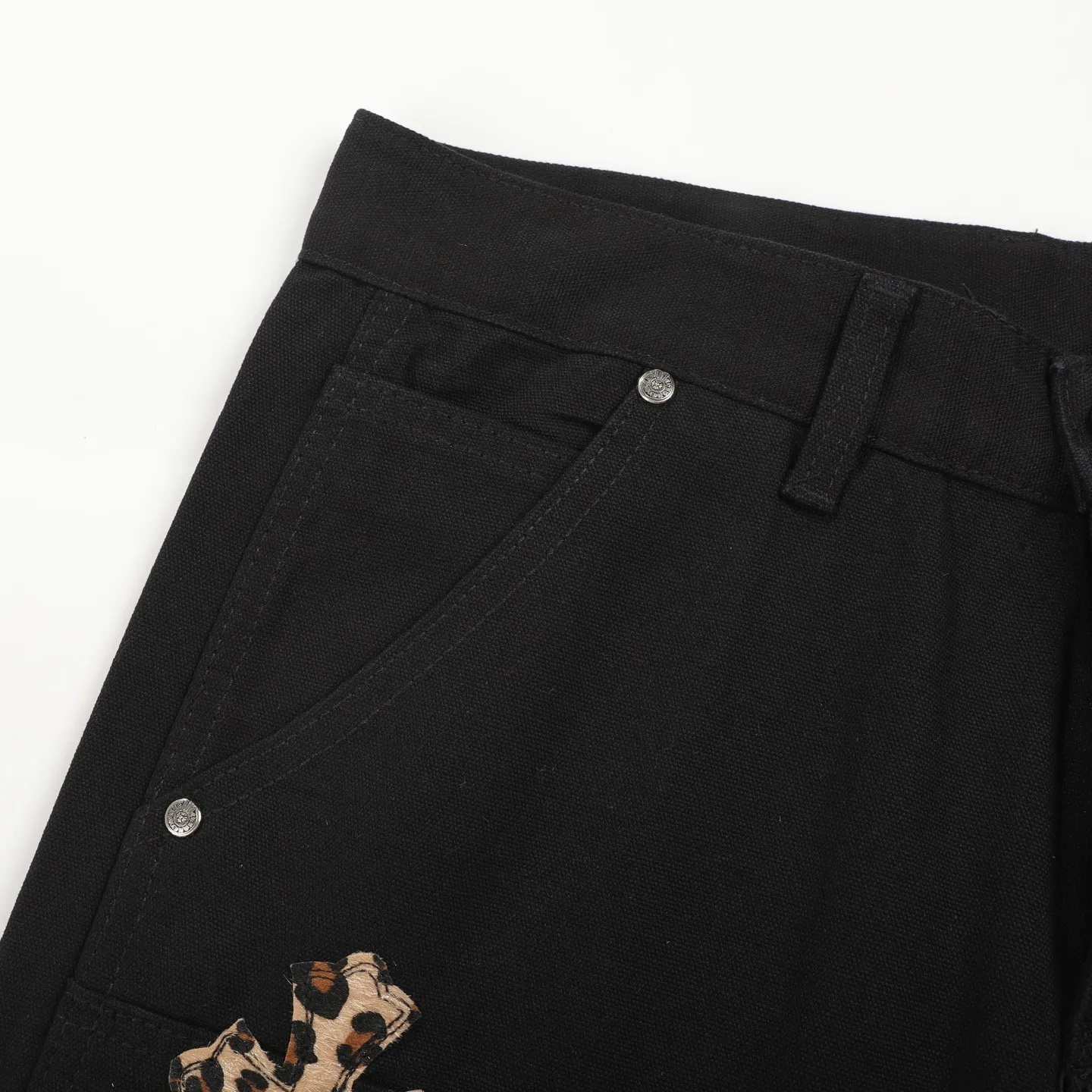 P280 ChromeHearts & ChromeHearts Patent Leather Spliced Blue White Leopard Print Cross Spliced Leather Straight Jeans Ceiling-Level Jeans Hard to Find at the Counter About Zangyin This is an extremely luxurious fashion brand that can also be called the aristocrat of the high street. It has always been an exclusive brand for some hipsters or the rich second generation. Compared with ordinary high streets, it is more luxurious and noble. Compared with luxury brands, it is more fashionable and individual. Top heavy industry fashion design has always been created in the high street luxury style. Speaking of this style, the Zangyin family and the GU family are definitely the leading representative brands. Especially the Zangyin family's creation of high-street style has really reached a state-of-the-art effect. The use of unique washed materials to create this style is already quite eye-catching. It is embellished with pink patchwork cross flowers, which cleverly highlights the brand's charm. Secondly, this style adopts a classic high-waist cut design, which highlights the long legs and fashionable temperament of the upper body. The brand is highly recognizable and the slim fit configuration is more suitable for daily wear. The personality will be fashionable and the specifications can be clearly interpreted. Needless to say, materials and craftsmanship. As an excellent craftsman brand, Zangyin’s requirements for details and craftsmanship are really perfect. The washed color of this model alone has gone through a lot of processes, not to mention the embellishment of denim appliqués. It is also purely handmade and sewn. Just like what they believe in, only handmade things have a soul. Only then does it have the meaning of dressing. A top-notch heavy-duty fashionable denim item. Size: 28/30/32/34/36 Waist: 69/74/79/84/89 Sitting: 97/102/107/112/117 Pants length: 102/104/106/108/110